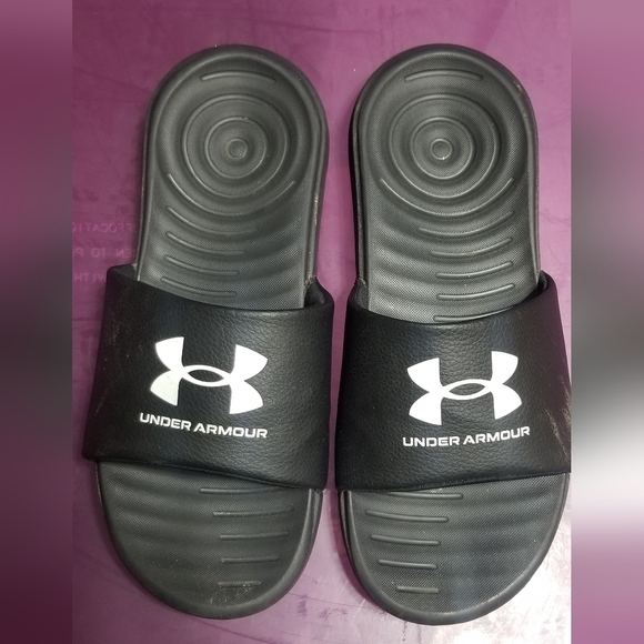 Under Armour Slides. Black with Logo. Under Armour Engraved on Sides. Size 4Y. - Picture 1 of 4